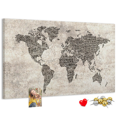 Prikbord met een wereldkaart en krantentextuur