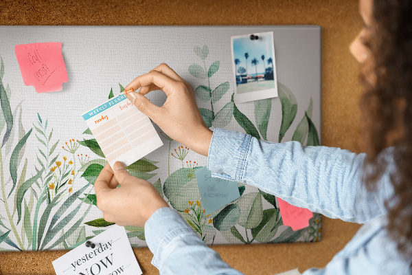 Kurkbord met tropische bladeren in delicate tinten
