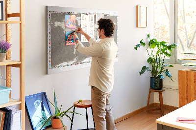 Kurken prikbord wereldkaart met landvlaggen