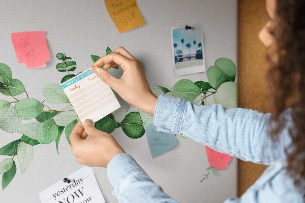Prikbord met groene bladeren op een lichte achtergrond