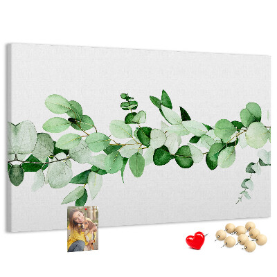 Prikbord met groene bladeren op een lichte achtergrond