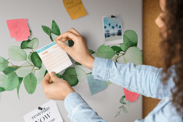 Prikbord met groene bladeren op een lichte achtergrond