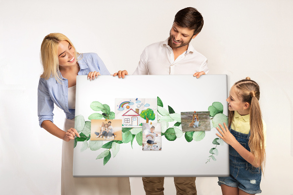Prikbord met groene bladeren op een lichte achtergrond