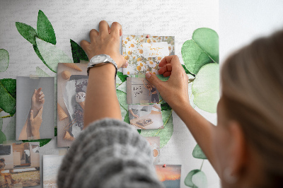 Prikbord met groene bladeren op een lichte achtergrond