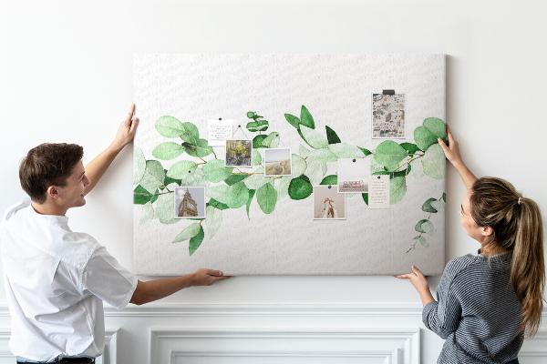 Prikbord met groene bladeren op een lichte achtergrond