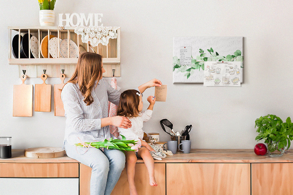 Prikbord met groene bladeren op een lichte achtergrond