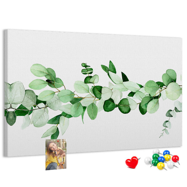 Prikbord met groene bladeren op een lichte achtergrond