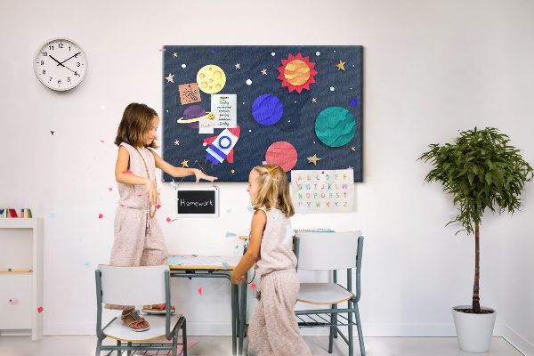 Kurk prikbord met een ruimtereis langs kleurrijke planeten