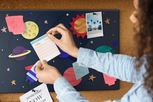 Kurk prikbord met een ruimtereis langs kleurrijke planeten