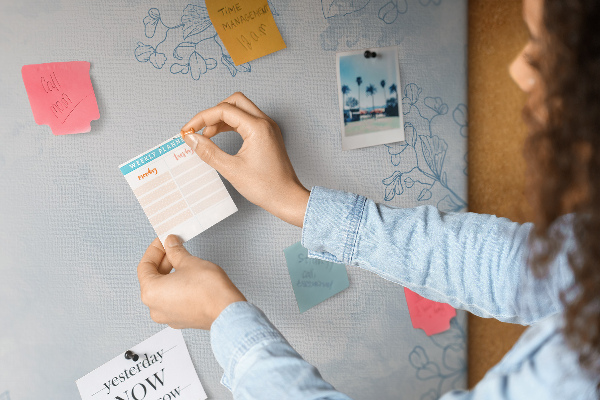 Kurkbord met fijne bloemenaccenten op de achtergrond