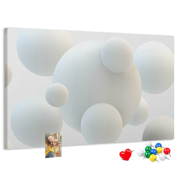 Kurk prikbord met witte ballen op een lichte achtergrond