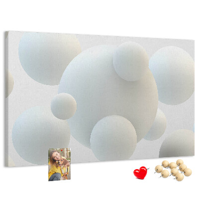 Kurk prikbord met witte ballen op een lichte achtergrond