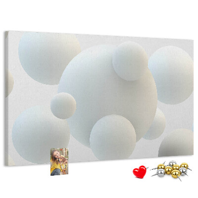 Kurk prikbord met witte ballen op een lichte achtergrond