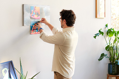 Kurk prikbord met witte ballen op een lichte achtergrond