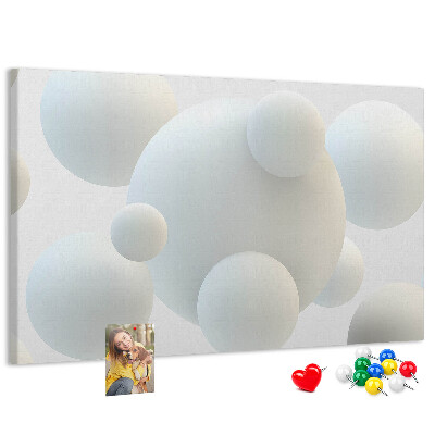 Kurk prikbord met witte ballen op een lichte achtergrond