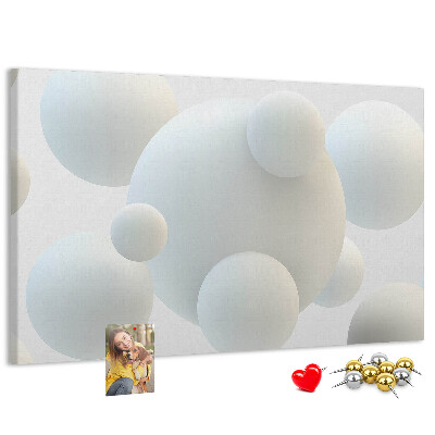Kurk prikbord met witte ballen op een lichte achtergrond