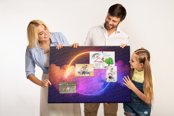 Prikbord met kleurrijke wolken en een neonkleurige cirkel