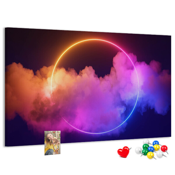 Prikbord met kleurrijke wolken en een neonkleurige cirkel