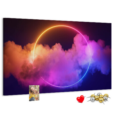 Prikbord met kleurrijke wolken en een neonkleurige cirkel