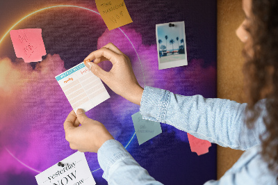 Prikbord met kleurrijke wolken en een neonkleurige cirkel