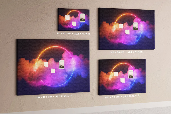 Prikbord met kleurrijke wolken en een neonkleurige cirkel