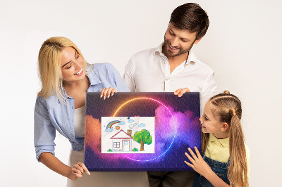 Prikbord met kleurrijke wolken en een neonkleurige cirkel