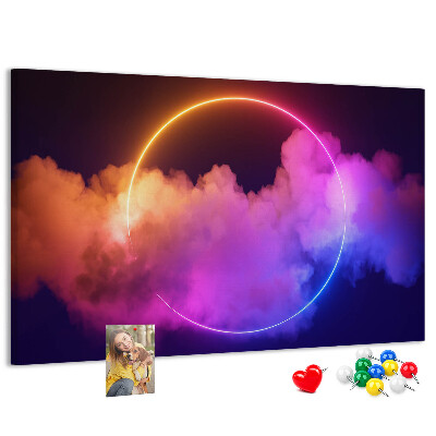 Prikbord met kleurrijke wolken en een neonkleurige cirkel