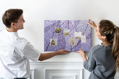 Kurkbord met een verfijnd bladmotief op een paarse achtergrond