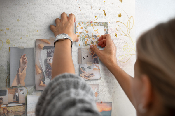 Kurkbord fijne bloemen op een pastelkleurige achtergrond