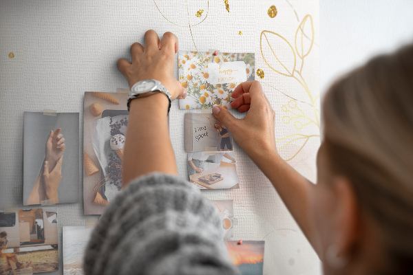 Kurkbord fijne bloemen op een pastelkleurige achtergrond