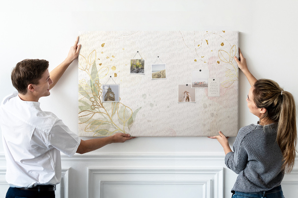 Kurkbord fijne bloemen op een pastelkleurige achtergrond