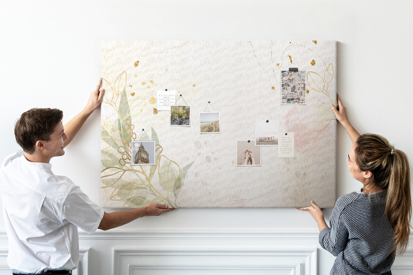 Kurkbord fijne bloemen op een pastelkleurige achtergrond