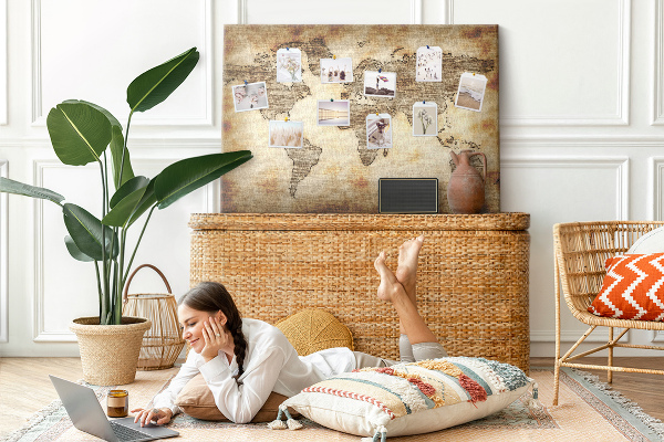 Kurk prikbord met een afbeelding van een oude wereldkaart op canvas