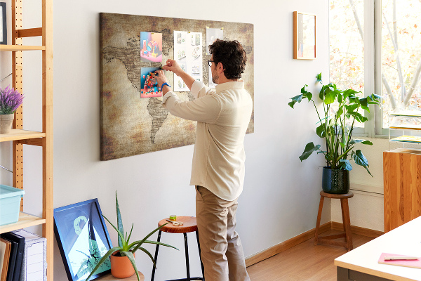 Kurk prikbord met een afbeelding van een oude wereldkaart op canvas