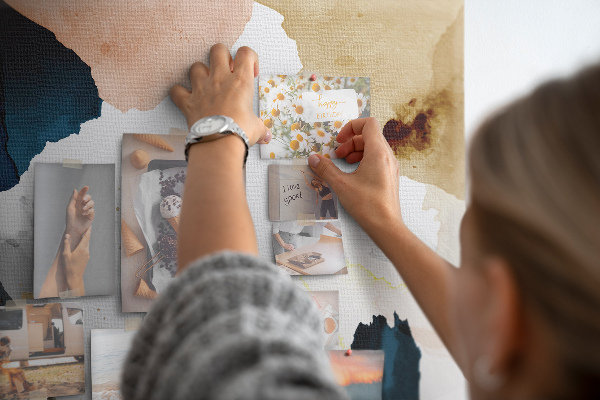 Kurkbord met abstracte stippen in gedempte kleuren