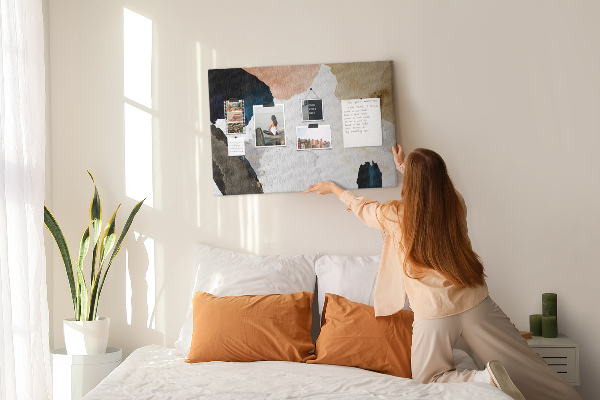 Kurkbord met abstracte stippen in gedempte kleuren