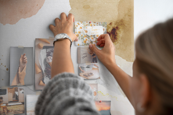 Kurkbord met abstracte stippen in gedempte kleuren