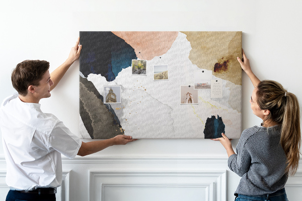 Kurkbord met abstracte stippen in gedempte kleuren
