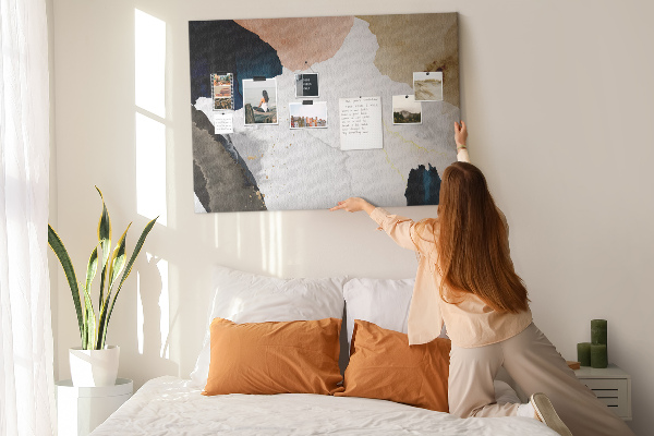 Kurkbord met abstracte stippen in gedempte kleuren