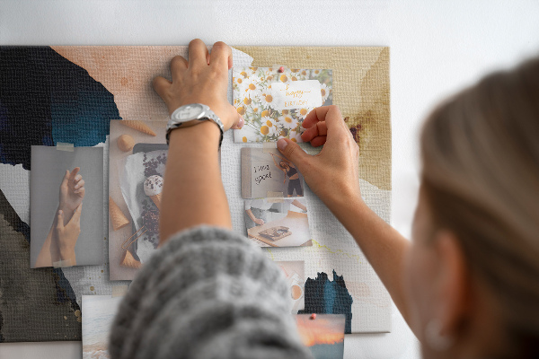 Kurkbord met abstracte stippen in gedempte kleuren