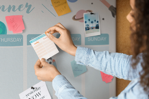 Prikbord ruimteweekkalender met raketten