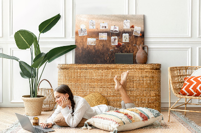 Kurkbord met een gouden klaprozenveld bij zonsondergang