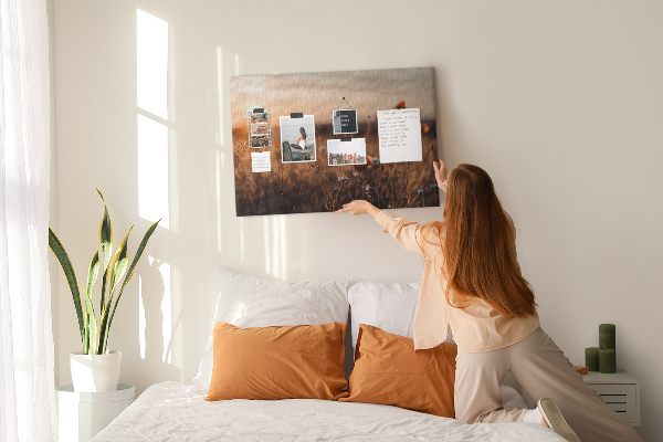 Kurkbord met een gouden klaprozenveld bij zonsondergang