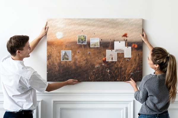 Kurkbord met een gouden klaprozenveld bij zonsondergang