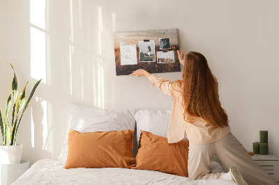 Kurkbord met een gouden klaprozenveld bij zonsondergang