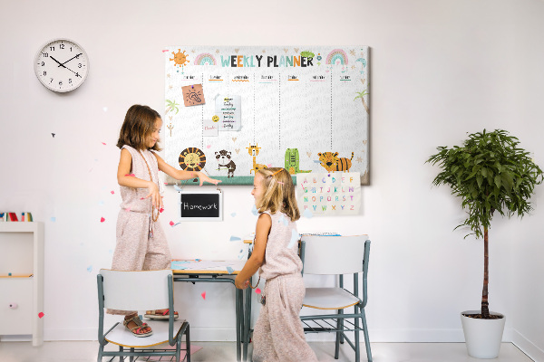 Kurk prikbord met een kleurrijke weekplanner en dierenprint