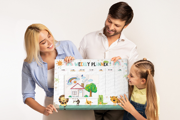 Kurk prikbord met een kleurrijke weekplanner en dierenprint