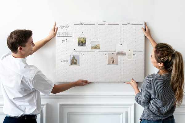 Kurkbord planner met een raster voor tijdsindeling