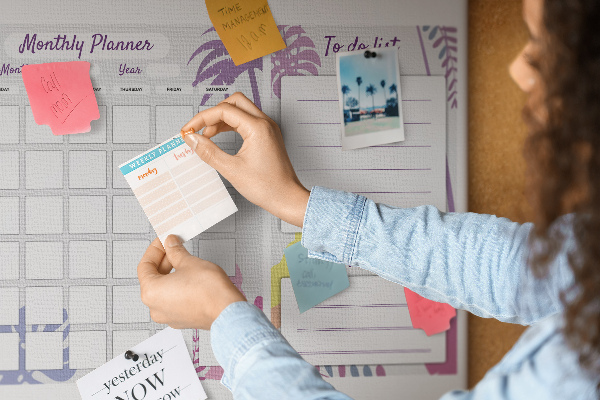Kurk prikbord maandkalender met tropisch plantenmotief
