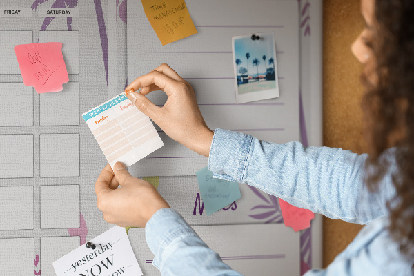Kurk prikbord maandkalender met tropisch plantenmotief